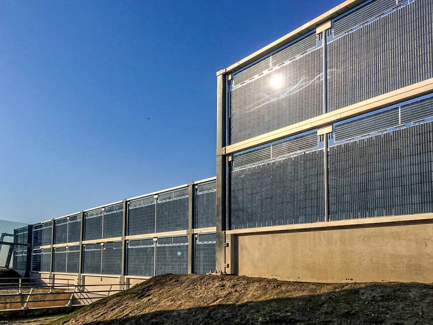 Heijmans opent geluidsscherm dat zonne-energie opwekt